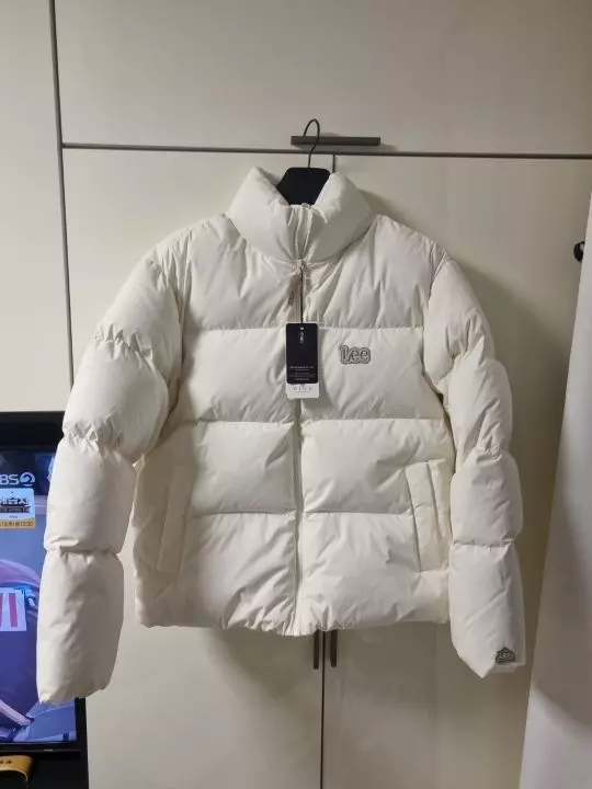 예쁜 아이보리 색이예요포근하고 너무 따스해요소매에도 포인트 너무 이뻐요