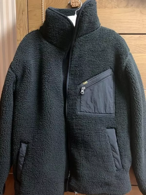 목 카라가 좀 큰 감이 있긴하지만 전체적으로 디자인도 이쁘고 생각보다 두꺼워서 잘 입