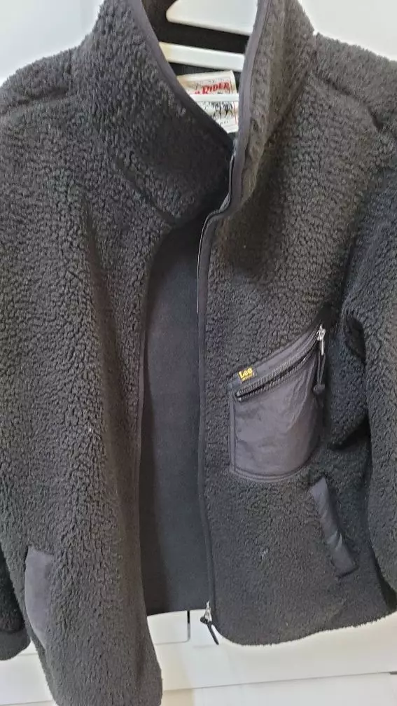 초등 남자아이 스몰사이즈 소매만 길고 적당히 잘맞아요..옷 가벼워서 휘뚜루 입기편해