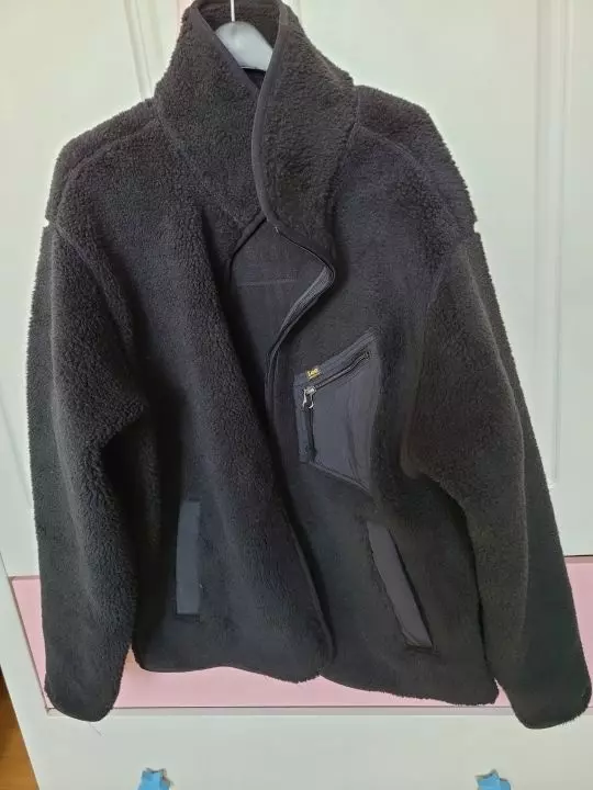 적당한 오버핏 사이즈로 초겨울까지 무난하게 입을 수 있을 수 있을 것 같습니다. 튀지