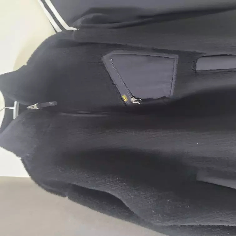 오프라인에서 m입어봤는데 오버사이즈라 넉넉해서 s로 구입했는데 딱 맞게 떨어지네요