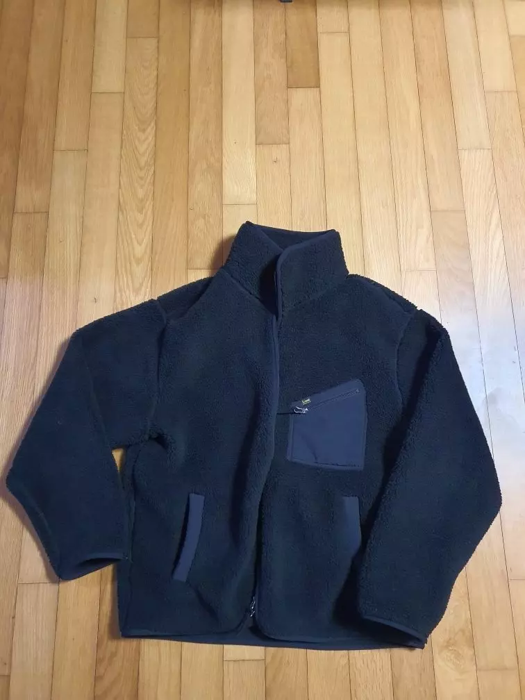 가성비좋은상품이에요.따뜻하고 오버핏이어서 속에 후드티레이어드해도 넉넉해요.