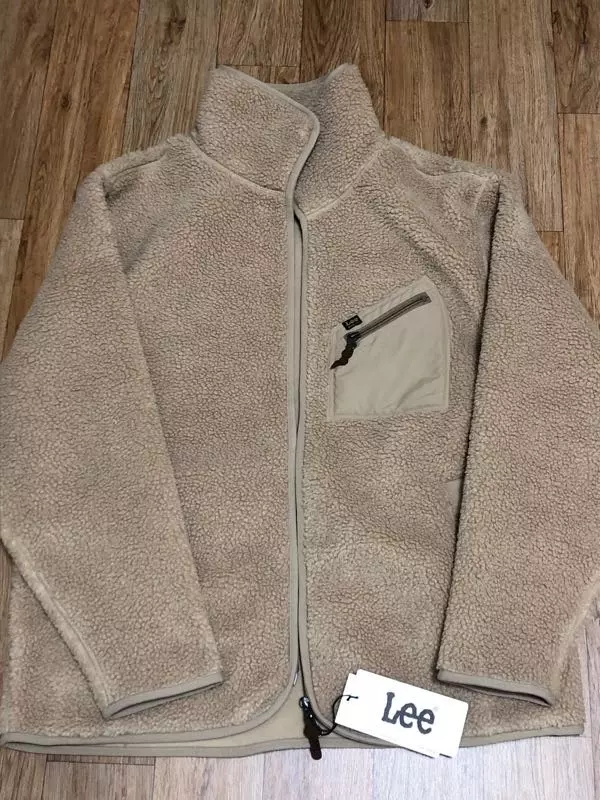 사이즈가 생각보다 좀 컸지만 안에 맨투맨이나 후드 껴입을거 생각하면 딱 괜찮은 오버