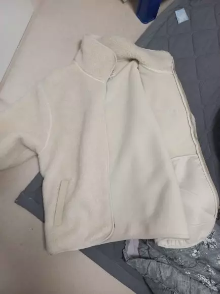 좀 크긴한데 큰 거 입는게 맞는 것같아요.상품은 매우 만족입니다!!