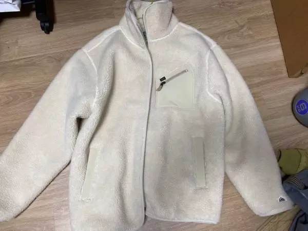 털이 너무 날려서 검은옷은 절대 못입겠어요청바지나 흰면바지랑는 이쁘겟네요