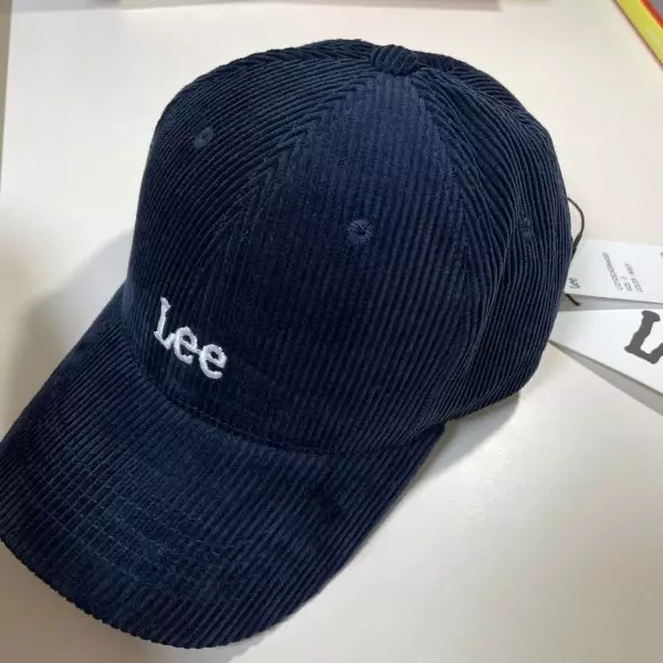 코듀로이 볼캡은 각이 조금 잡혀 있어서 천 재질의 다른 Lee 볼캡 보다 안에 공간이 더