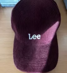 색감 선명하고 이뻐요 군데 모자에 각이 았는편이라 이점 참고하고 사세요
