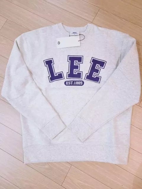 사이즈가 여유 있어서 편하게 입을수있고 라이트그레이라 진청바지에 입으니까 굿뜨