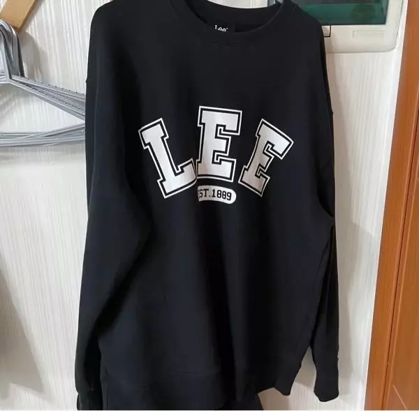 로고가 생각보다 많이 크지만 ,, 자주 입는 맨투맨임둥