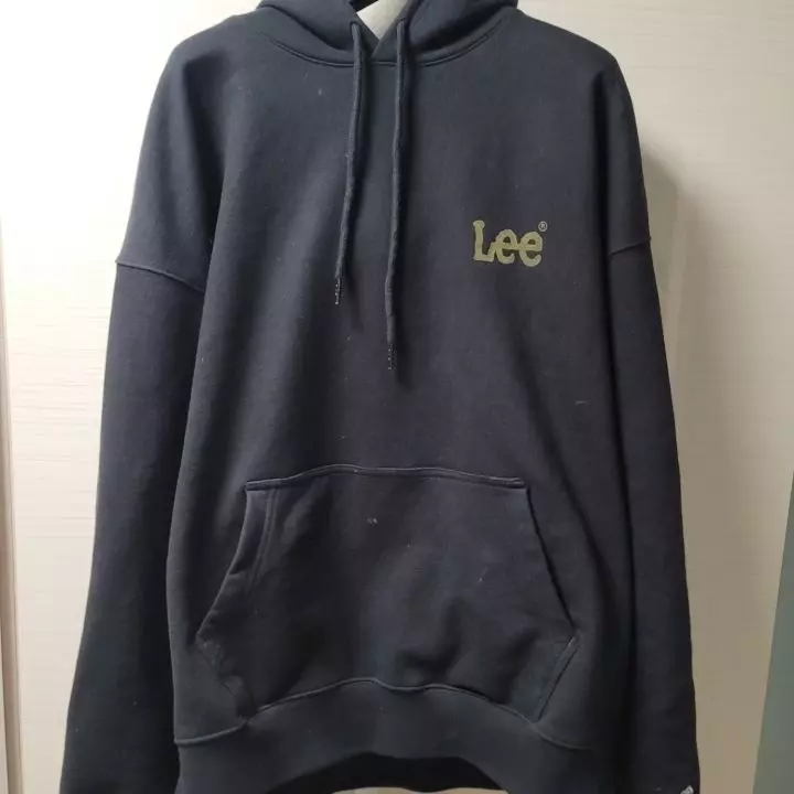 무난하게 입기 좋고 어디에나 잘어울립니다로고 색이 검정색과 너무 잘어울리는 색감이