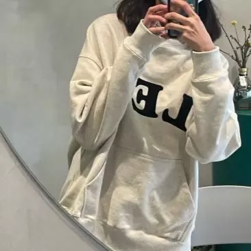 적당히 박시해요 앞 똑딱이 버튼 잠그면 목바람 차단 가능합니다