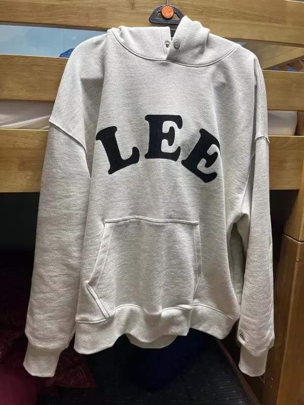 색깔도 마음에 들고,끈이 아니어서 더 좋아요.아들이 좋아해서 잘 입네요.