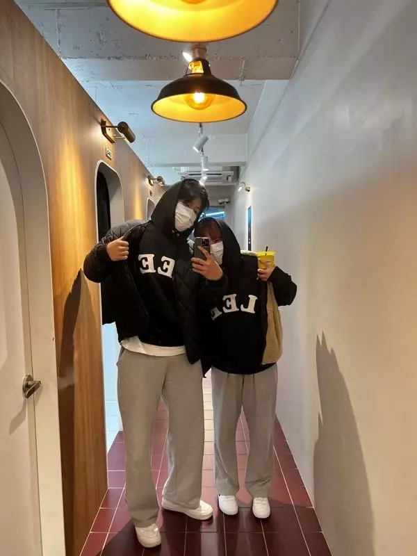 생각보다 얇아서 지금같은 날씨에 안에 입고 아우터 하나 걸치기 좋은 두께감인거 같아