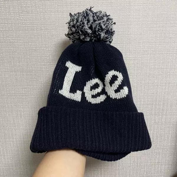 제 머리에 딱 맞고 방울이랑 lee가 포인트 예쁜 네이비 색상입니다