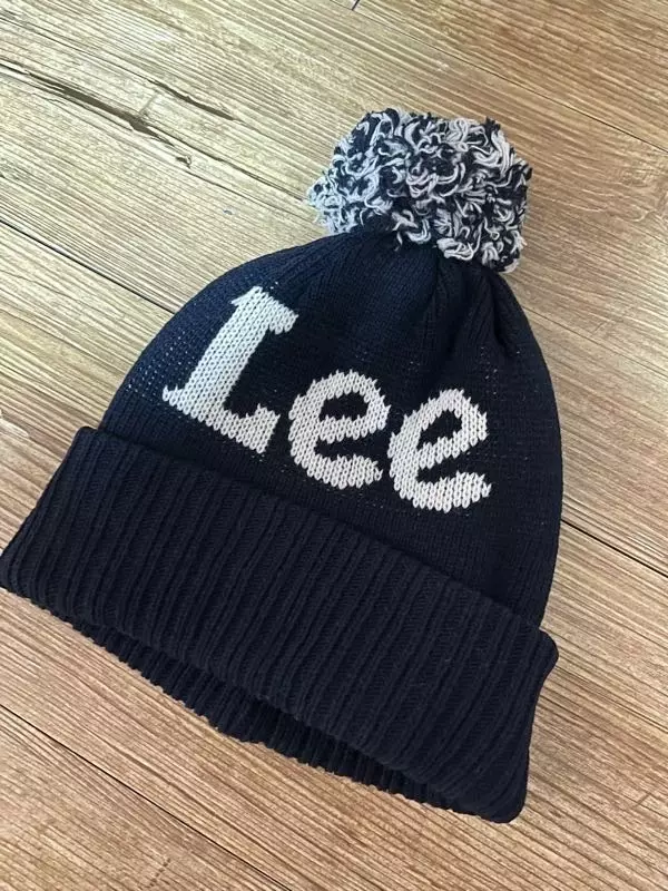 디자인이 너무 맘에듭니다 두상이 엄청 크지않는 이상 약간 타이트하지만 쓸 만합니다