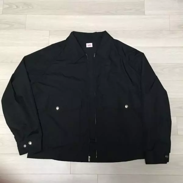 한겨울에 입고다닐만한 옷은 아니에요그만큼 얇고전체적으로 맘에드는데 안쪽에 지파쪽