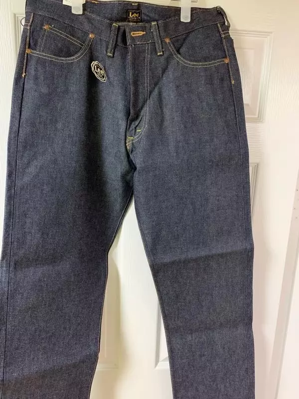 두께감 좀 있어서 가을겨울에 입기좋을꺼 같습니다입고싶었던 lee 101z 너무 만족합니다