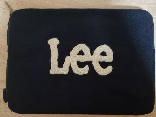 수납 공간 아주 넉넉합니다. 먼지가 잘 붙는 재질인 건 고려하셔야 돼요.