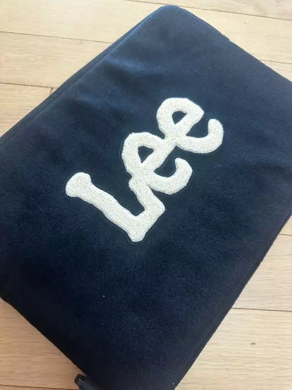 딱 노트북 파우치 입니다 뒤에 수납공간이 하나 더 있어서 다른 기기들도 들어갈거 같아