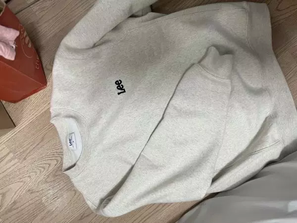 근데 리꺼가 전체적으로 어깨같은부분이좀 넓게 나오는편 같아요전체적으로 품도 크고 