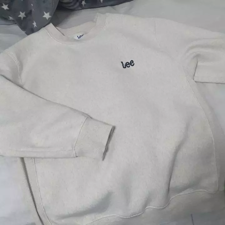 선물용으로 샀으나 실물 보고 예뻐서 제가 입기로 한 맨투맨!!여성분들은 웬만하면 S가