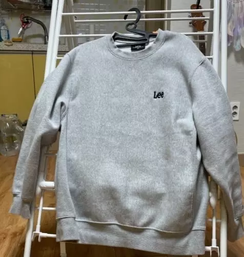 엄청 짱짱해요 오래 입을 듯합니다 근데 몇 번 빨았더니 목 늘어났어요