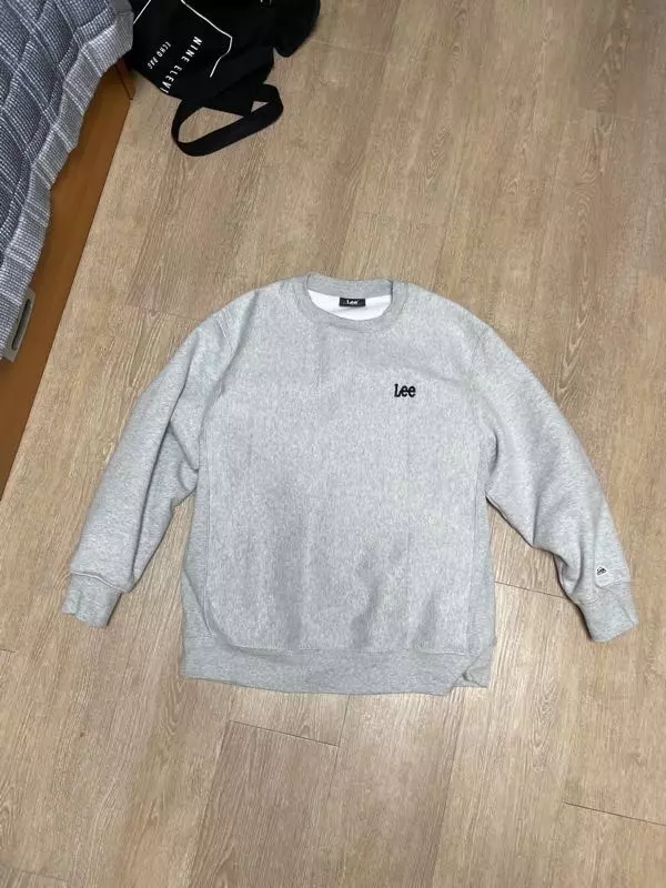 두꺼워용 핏에 부해보일 수도 있는데 좀 떠요 로고 작아서 좋아요