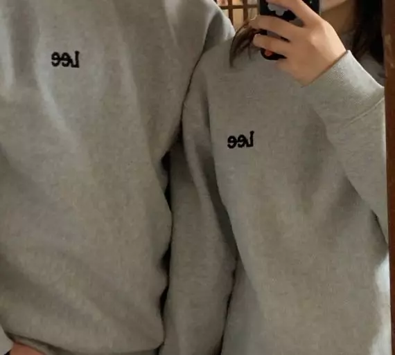 몸집이 있는 편이라 사이즈 고민했는데 L사이즈 딱 잘 맞았어요 도톰하고 면이 탄탄해요