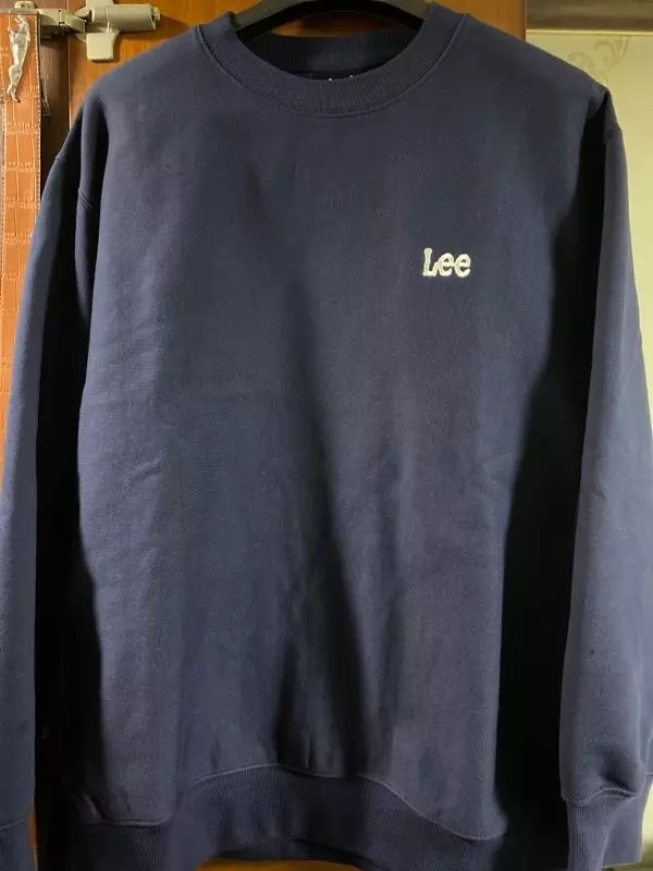 사진은 좀 어둡게 나왔는데, 전체적으로 네이비색이 잘 나온 것 같아요 크게 입는 거 좋