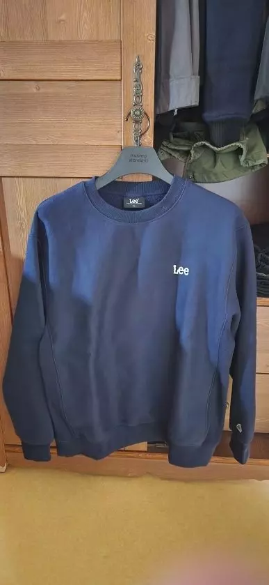 살짝 무거운 감이 있고, 로고가 작아서 마음에 들어요