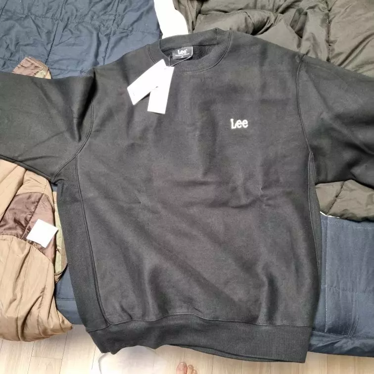 맨투맨 이쁜걸 다 뒤져보던 중 선택하여 구매했습니다. 이쁩니당. 약간 박시하게 나왔어