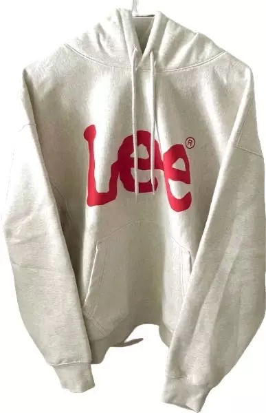 배송도 빨랐고 옷 넘모 귀엽네요 ㅠㅠ로고는 예쁜 다홍색이에요 ◡̈입어보니 폭닥하고