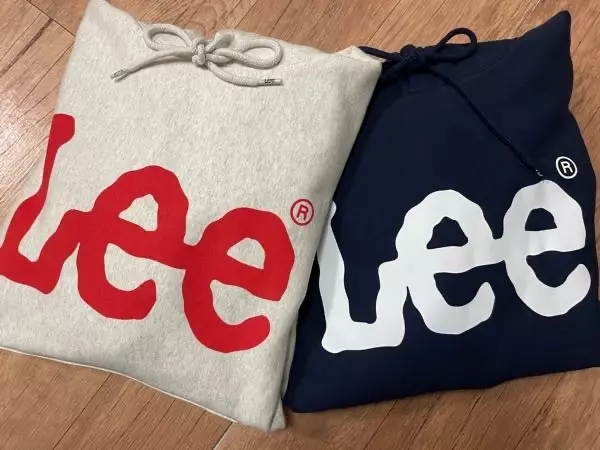 아이보리 ? 오트밀 색상이라 빨간 로고가 돋보이는것 같아 더 예뻐요