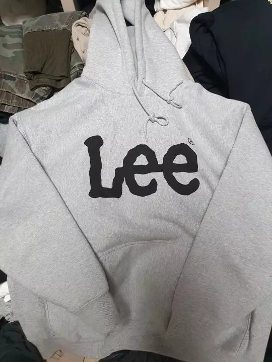 후드부분이 자켓을 입으면 너무 빳빳해서 그런지 제뒷통수를 누르네요.ㅋㅋ 그거말곤 루