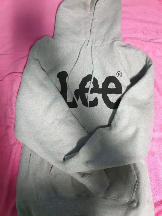 잘 입고 있습니다. 두께감 상당히 있고 박시합니다.