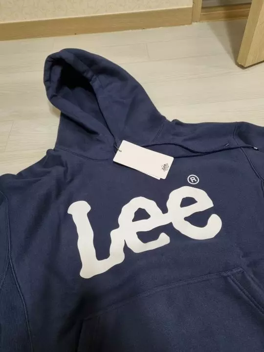 하얀 로고글씨에 남색 너무이뻐요 기모도 있고 너무편함