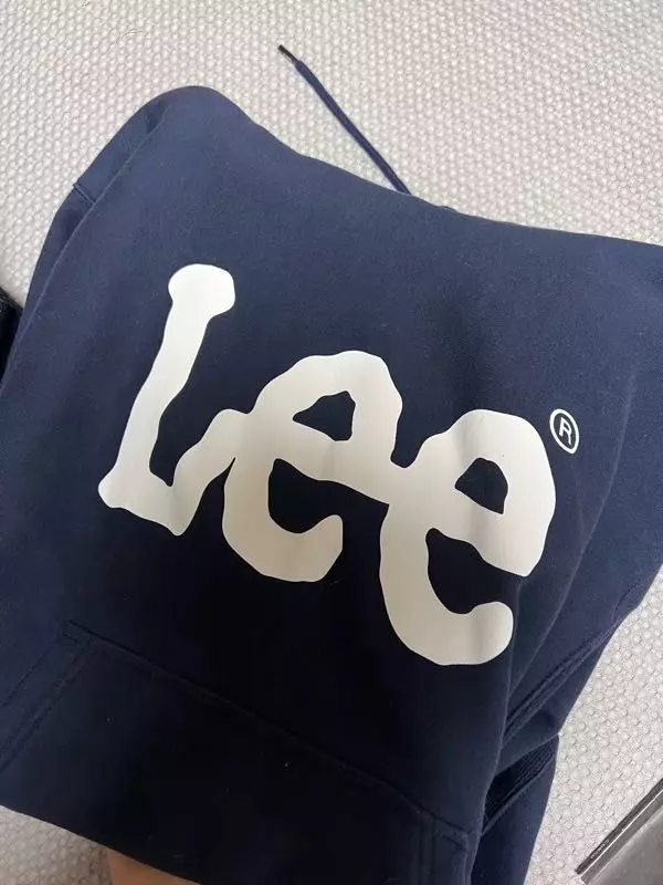 핏이 약간 가오리핏? 이라서 팔이 생각보다 짧아요! 근데 두께감 좋고 세일할 때 구매해