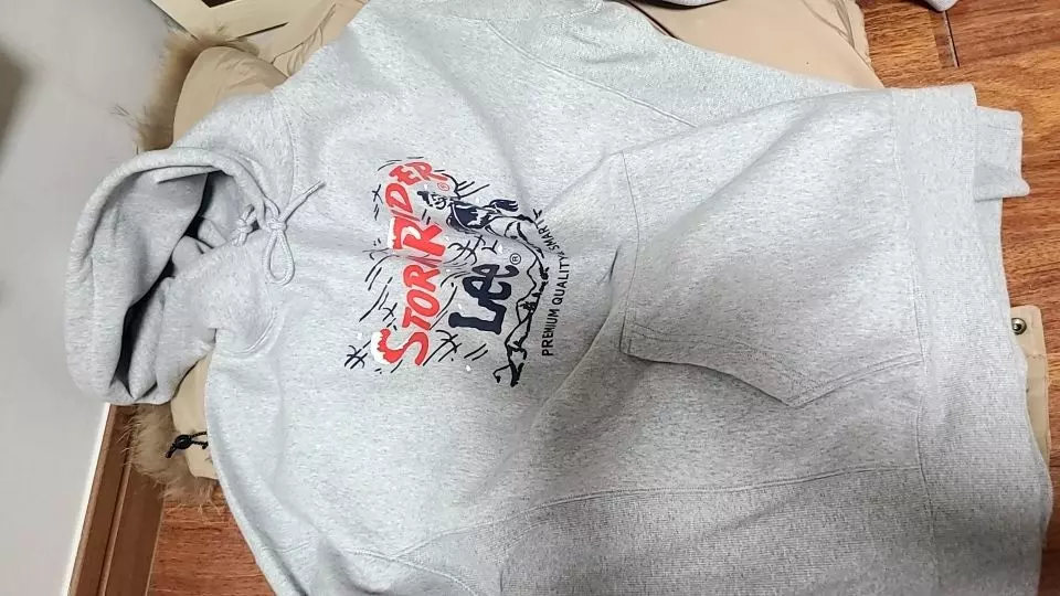 오버사이즈로 한치수 내려도 이쁘네요 기모처리는 되어있지만 원단이 살짝 빳빳하다해야