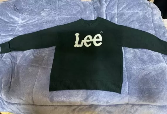 옷에서 냄새가 빠지질 않아서 굉장히 불만족스럽습니다