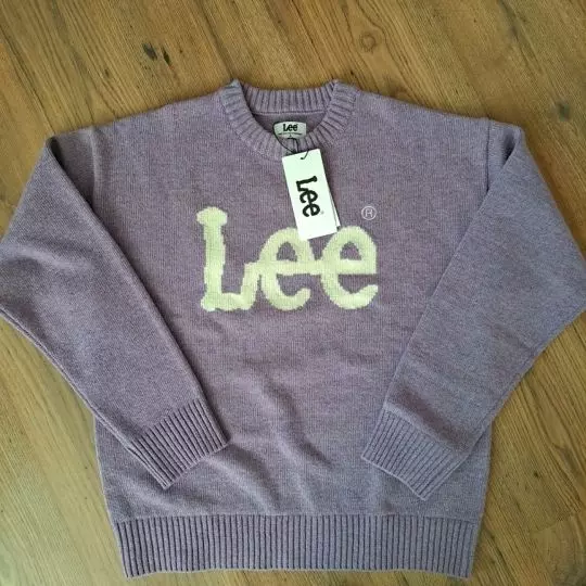 새 니트 냄새가 좀 나긴하는데 색이 너무 예뻐서 좋아요