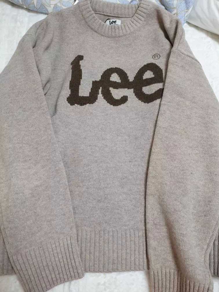 이뻐요!소매가 좀 길어요오버핏이에요옷에서 창고 냄새?가 좀 많이 나요거칠어서 안에 