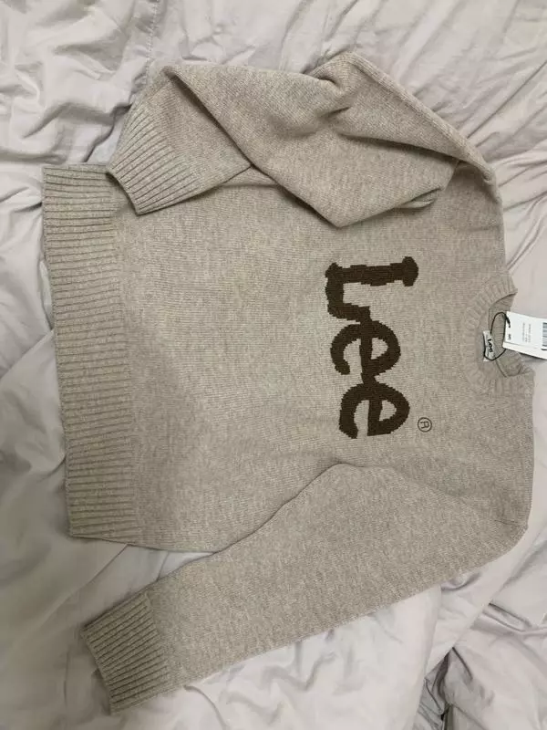 단독으로 입기엔 까끌거리고 이 색만 특유의 나무향이 나요... 다른 색상은 세탁해도 ㄱ