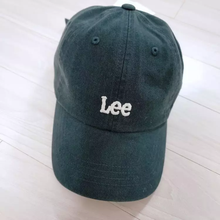 모자에 약간 먼지같은게 묻어있었지만 금방 떼지더라고요~ 머리가 좀 큰편인데 모자 아