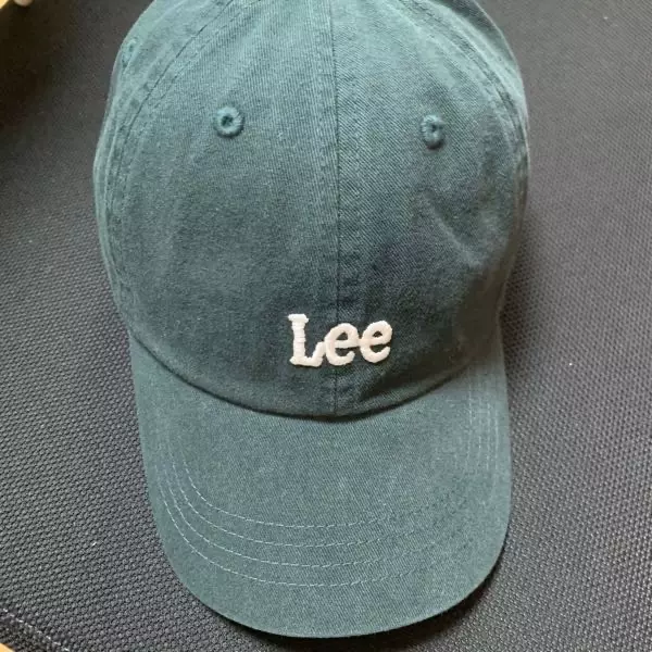 저 머리 큰데도 잘 맞음… 색도 예쁘고 너무 잘 샀죠~~ 당장 쓰고 다니고 싶습니당