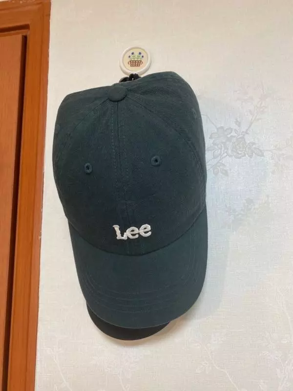 색깔도 쨍하고 너무 예뻐요 아무 옷에나 잘 어울리고 로고도 작고 귀여워요!! 넘 맘에 