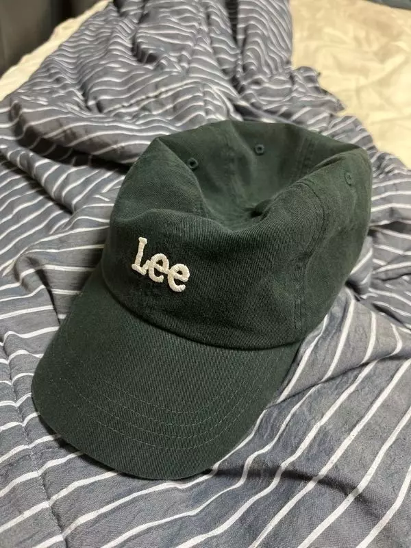 어떤 옷이든 무난하게 어울려서 평소에 쓰기좋은 것 같아요