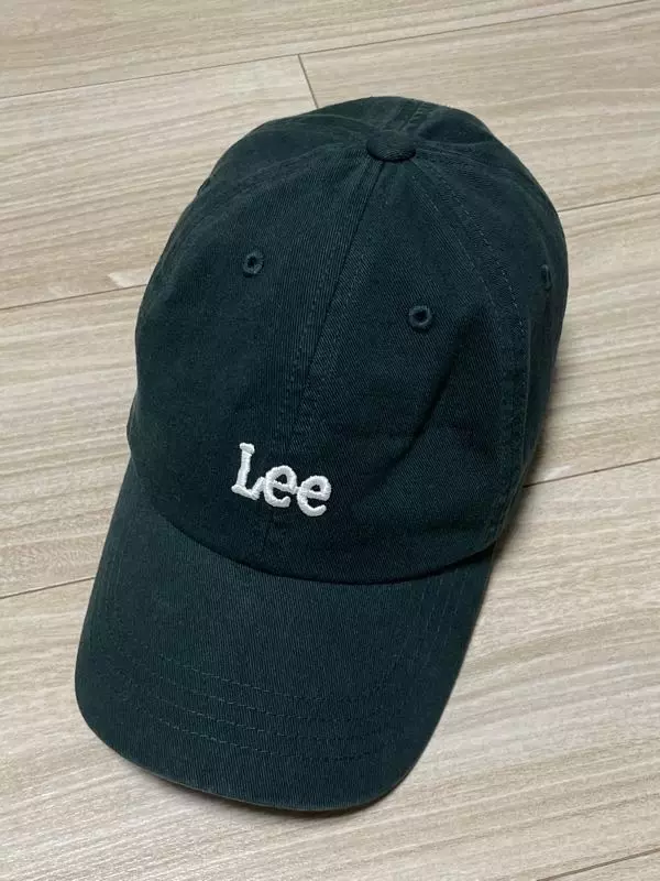 제가 머리가 작은 편인데 최대로 작게 해서 써도 뒤에가 쭈글거리지 않아서 아주 좋습니