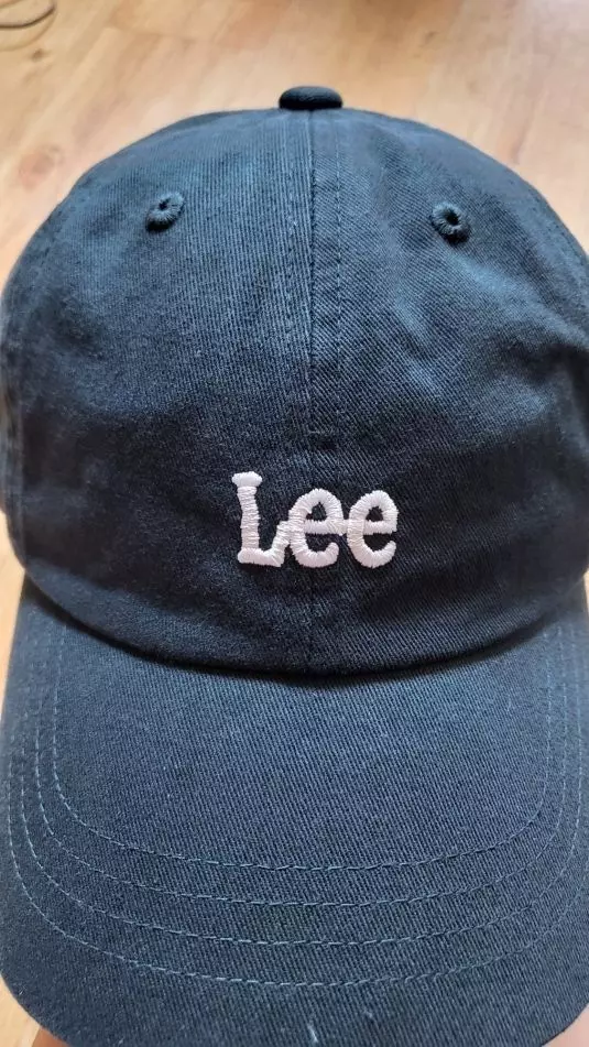 예쁜 초록색 모자입니다 편하게 쓰고 다니기 좋아요