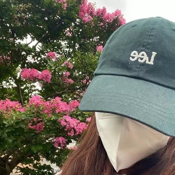 초록색 사고싶어서 사봤는데 진짜 너무 이뻐요 살짝 어두운색이여서 밖에 나갈때 잘쓰고