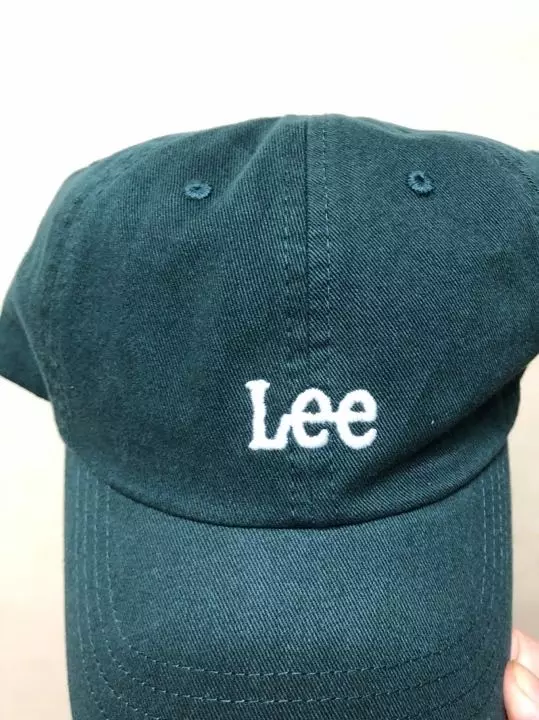 딥그린색인데 색 너무 예뻐요 상세샷보다 실물이 더 초록색이에요 예뻐여